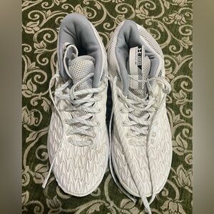 Unisex under armour basketball shoes
Size 10 men/ size 11.5 women
Havoc 5 clone